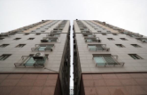 24일 인천시 미추홀구 길가에 주차된 차량에서 전세사기 피해자인 40대 A씨가 숨진 채 발견됐다. 사진은 A씨가 살던 미추홀구 아파트의 모습. 2023.5.24. 연합뉴스