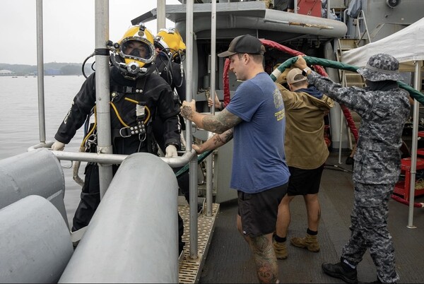 미국 국방부는 지난 30일 국방영상정보배포서비스(DVIDS)를 통해 미 해군 기동잠수부대(MDSU 1)와 한국 해군이 '연합 잠수 인양 훈련'을 했다고 31일 밝혔다. 훈련 장소는 진해 해군기지였으며, 훈련 시점은 북한의 군사정찰위성 발사 하루 전인 30일이었다. 사진은 한미 연합 잠수 인양 훈련 모습. 2023.5.31 [미국 국방부·DVIDS 제공] 연합뉴스