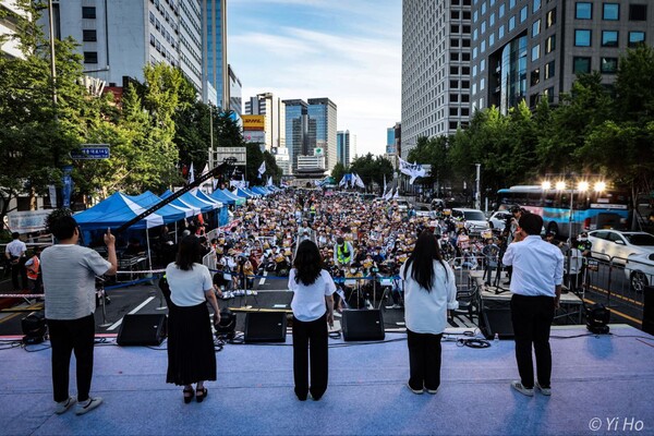 3일 오후 서울 지하철 시청역 앞 대로에서 열린 '42차 촛불대행진'에서 시민들이 공연을 하는 모습. 2023.6.3. 사진 이호 작가