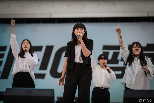 3일 오후 서울 지하철 시청역 앞 대로에서 열린 '42차 촛불대행진'에서 대학생뮤지컬동아리 '리라'가 윤석열 퇴진 개사곡을 부르고 있다. 2023.6.3. 사진 이호 작가