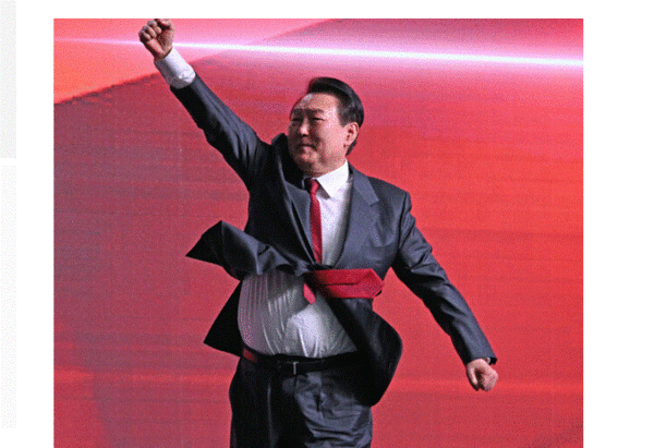 윤석열 대통령이 지난 3월 8일 경기도 고양시 일산 킨텍스에서 열린 국민의힘 제3차 전당대회에서 어퍼컷 세리머니를 하고 있다. 2023.3.8 [공동취재] 연합뉴스