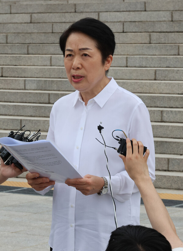 김영경 대한간호협회 회장이 30일 오후 서울 여의도 국회에서 열린 본회의에서 간호법안 재의의 건 투표가 부결된 뒤 국회 본청 앞에서 '간호법 재추진을 위한 성명서'를 발표하고 있다. 2023.5.30. 연합뉴스