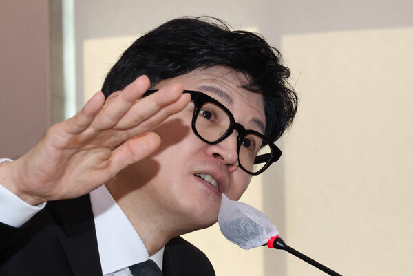 한동훈 법무부 장관이 27일 국회에서 열린 법사위 전체회의에서 의원들의 질의에 답변하고 있다. 2023.3.27. 연합뉴스