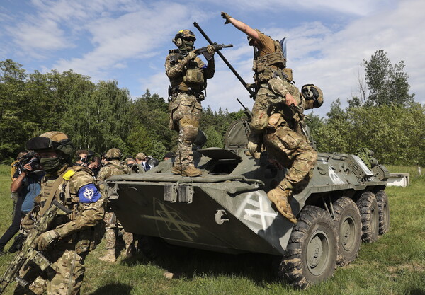 지난 5월 24일 우크라이나-러시아 국경에서 기자회견하는 FRL·RVC 부대원들. EPA 연합뉴스 자료사진