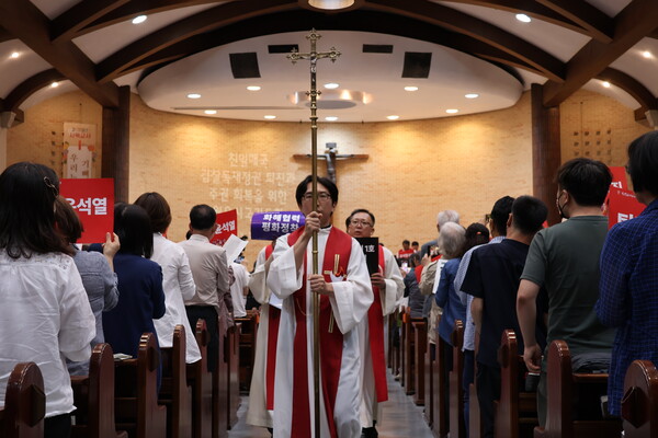 천주교정의구현전국사제단(이하 사제단)은 5일 오후 7시 인천 미추홀구 주안1동 성당(인천교구)에서 김일회 신부 주례로 '친일매국 검찰독재, 윤석열 퇴진 주권회복을 위한 월요 시국기도회'를 봉헌했다. 2023.6.5. 에큐메니안 임석규 객원기자