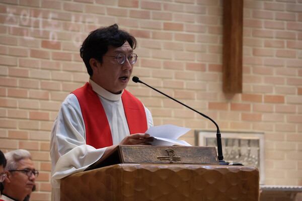천주교정의구현전국사제단(이하 사제단)은 5일 오후 7시 인천 미추홀구 주안1동 성당(인천교구)에서 김일회 신부 주례로 '친일매국 검찰독재, 윤석열 퇴진 주권회복을 위한 월요 시국기도회'를 봉헌했다. 장동훈 신부가 강론을 하는 모습. 2023.6.5. 사진 에큐메니안 임석규 객원기자