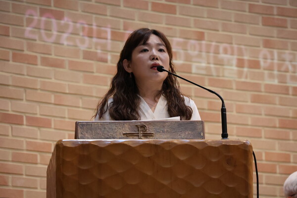 천주교정의구현전국사제단(이하 사제단)은 5일 오후 7시 인천 미추홀구 주안1동 성당(인천교구)에서 김일회 신부 주례로 '친일매국 검찰독재, 윤석열 퇴진 주권회복을 위한 월요 시국기도회'를 봉헌했다. 사진은 연대발언을 하고 있는 미추홀구 전세사기피해 대책위원회 안상미 위원장의 모습. 2023.6.3. 에큐메니안 임석규 객원기자