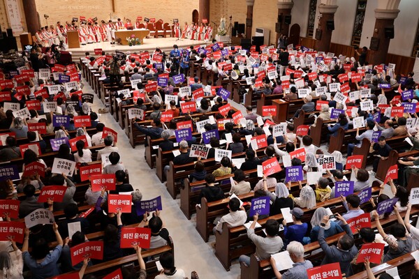 천주교정의구현전국사제단(이하 사제단)은 5일 오후 7시 인천 미추홀구 주안1동 성당(인천교구)에서 김일회 신부 주례로 '친일매국 검찰독재, 윤석열 퇴진 주권회복을 위한 월요 시국기도회'를 봉헌했다. 2023.6.3. 에큐메니안 임석규 객원기자