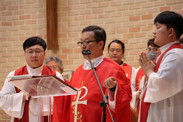 천주교정의구현전국사제단(이하 사제단)은 5일 오후 7시 인천 미추홀구 주안1동 성당(인천교구)에서 김일회 신부 주례(가운데)로 '친일매국 검찰독재, 윤석열 퇴진 주권회복을 위한 월요 시국기도회'를 봉헌했다. 2023.6.3. 에큐메니안 임석규 객원기자