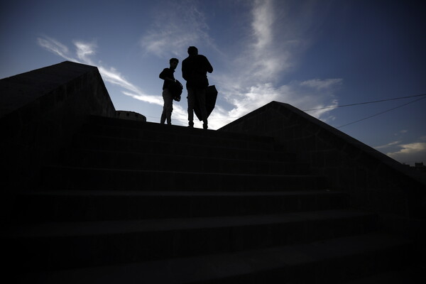 예멘 사나의 도보 다리를 건너는 시민들. 제이크 설리번 미국 백악관 국가안보보좌관은 7일 사우디를 방문해 무함마드 빈 살만 왕세자를 만나 예멘 내전 종식 문제 등을 협의했다. 2023 05 08 [EPA=연합뉴스]