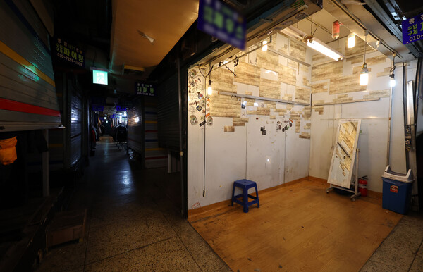 코로나19 이후 자영업자들의 경쟁은 해마다치열해 지고, 소득은 감소한 것으로 조사됐다. 사진은 서울의 한 전통시장의 한 매장이 텅 비어있는 모습. 2023.4.3. 연합뉴스