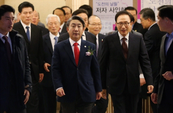 2015년 12월 15일 서울 서초구의 한 웨딩홀에서 열린 이동관 씨(왼쪽) 출판기념회에 참석한 이명박 전 대통령이 이 씨와 함께 입장하고 있다. 연합뉴스