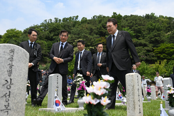 윤석열 대통령이 6일 서울 동작구 국립서울현충원에서 열린 제68회 현충일 추념식에 참석한 뒤 대간첩 작전 전사자 묘역을 참배하고 있다. 2023.6.6. 연합뉴스