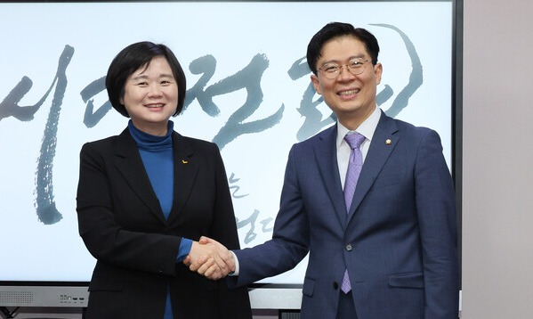 정의당 이정미 대표가 28일 오후 국회 의원회관 시대전환 조정훈 의원실에서 조 의원과 면담 전 악수하고 있다. 2022.11.28. 연합뉴스