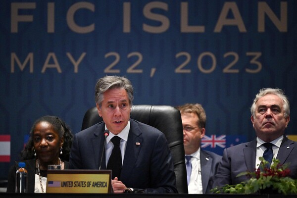 토니 블링컨 미국 국무장관(왼쪽)이 5월 22일(현지시각) 파푸아뉴기니 수도 포트모르즈비 APEC 하우스에서 열린 태평양도서국포럼(PIF)에 참석해 발언하고 있다. 백악관은 이번 회의에서 기후변화 대응, 교역 확대, 해양안보 강화 등 주요 현안과 관련해 미국과 태평양 도서국 간 협력을 심화하는 방안이 논의될 것이라고 강조했다. 2023.05.22. AFP 연합뉴스