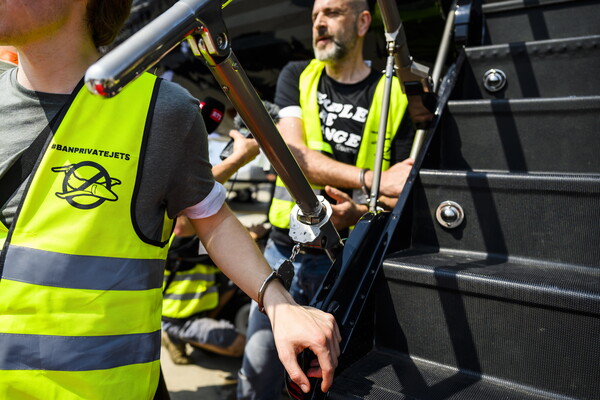 그린피스를 비롯한 국제 환경단체 소속 활동가들이 5월 23일(현지시각) 스위스 제네바 국제공항 활주로에 있는 개인 항공기에 수갑을 채우고 시위를 벌이고 있다. 이날 이들은 "기후 재앙을 막기 위해 항공기 운항을 대폭 줄여야 한다"고 주장하며 활주로 점거 시위를 벌였고 이로 인해 1시간가량 항공 운행에 차질이 빚어졌다. 2023.05.24. EPA 연합뉴스