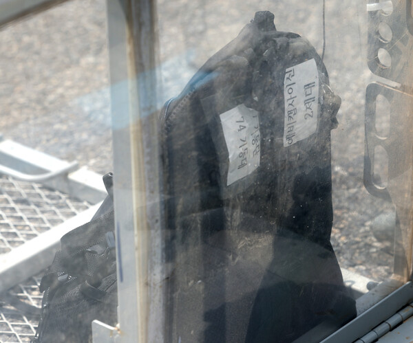 31일 오후 서울 용산구 대통령실 인근에서 건설노조의 정부 규탄집회에 '예비캡사이신' 글자가 적힌 가방이 놓여져 있다. 윤희근 경찰청장은 불법행위가 발생할 경우 캡사이신 분사기를 활용해 해산 조치하겠다고 재차 경고했다. 2023.5.31. 연합뉴스