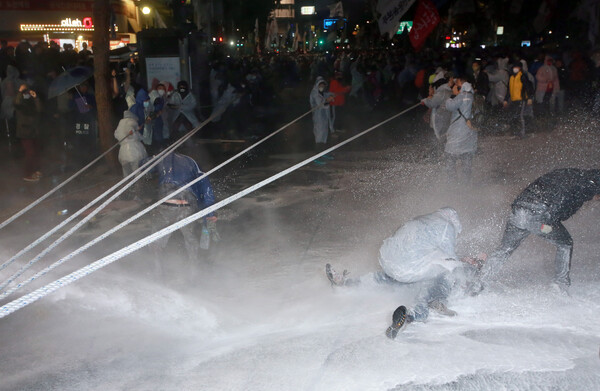 지난 2015년 11월 14일 서울 시내에서 열린 '민중총궐기 투쟁대회'에서 백남기 농민이 종로1가 인근에서 경찰의 물대포에 맞아 쓰러진 모습. 2017.6.15 [연합뉴스 자료사진]