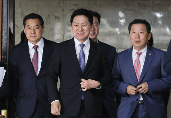 국민의힘 김기현 대표가 7일 오전 국회에서 열린 확대당직자회의에 참석하고 있다. 앞줄 왼쪽부터 박대출 정책위의장, 김 대표, 윤재옥 원내대표. 2023.6.7. 연합뉴스