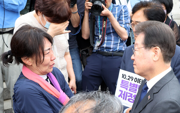 민주당 이재명 대표가 7일 국회 앞에서 열린 이태원참사 진상규명 특별법 제정 촉구 유가족 농성 시작 기자회견에서 유가족과 대화하고 있다. 2023.6.7. 연합뉴스