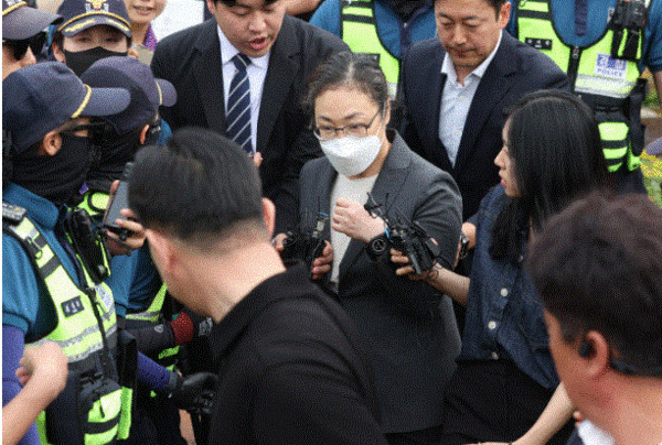 이태원 참사 부실 대응 혐의로 구속기소된 박희영 용산구청장이 법원의 보석 청구 인용에 따라 7일 서울 구로구 남부구치소를 나서고 있다. 연합뉴스