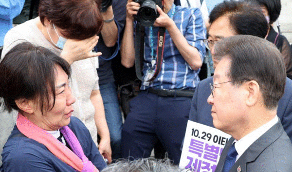 이재명 더불어민주당 대표가 7일 국회 앞에서 열린 ‘10·29 이태원 참사 특별법 제정 촉구’ 기자회견에서 유가족을 위로하고 있다. 2023.6.7. 연합뉴스