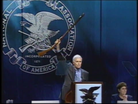 연설하는 C. 헤스톤. 2000년 NRA 총회