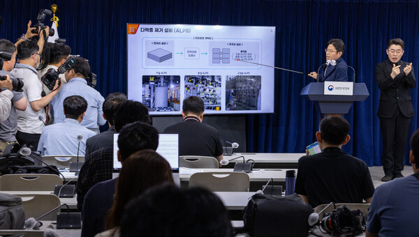 후쿠시마 원전 오염수 전문가 현장 시찰단 단장인 유국희 원자력위원회 위원장이 31일 오전 서울 종로구 정부서울청사에서 열린 후쿠시마 등 일본 현지에서 진행한 현장 시찰단 주요 활동 결과 발표 기자회견에서 다핵종 제거설비(ALPS)에 대해 설명하고 있다. 2023.5.31. 연합뉴스