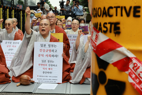 정의기억연대 주최로 7일 서울 종로구 옛 주한일본대사관 앞 평화의소녀상 인근 도로에서 열린 '1599차 일본군 성노예제 문제해결을 위한 정기 수요시위'에서 조계종 사회노동위원회 스님 등 참가자들이 일본의 위안부 문제 사과와 후쿠시마 원전 오염수 방류 계획 철회 등을 촉구하고 있다. 2023.6.7. 연합뉴스