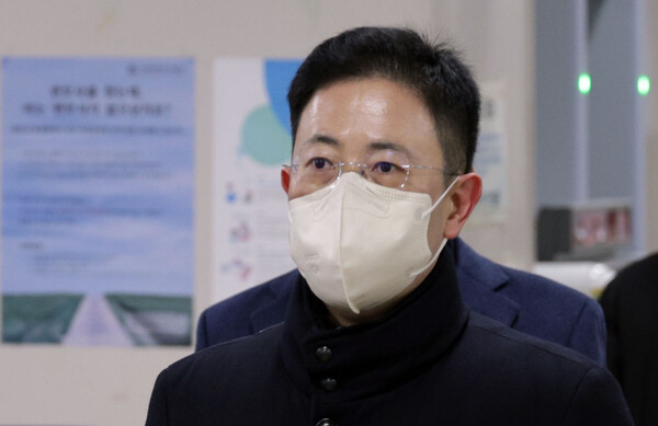 '고발사주 의혹'으로 기소된 손준성 서울고검 송무부장(전 대검 수사정보정책관)이 19일 오전 서울 서초구 서울중앙지방법원에서 열린 공판에 출석하고 있다. 2022.12.19. 연합뉴스