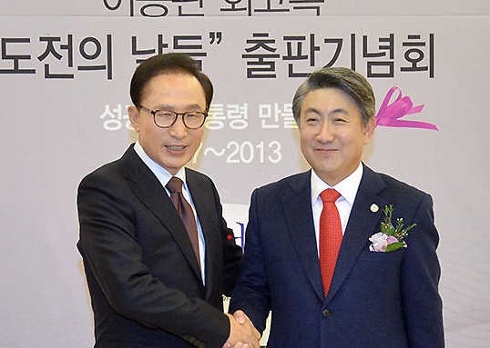 지난 2015년 12월 이동관씨가 자신의 책 '도전의 날들' 출판기념회에서 이명박 전 대통령과 악수하고 있다. 연합뉴스 사진
