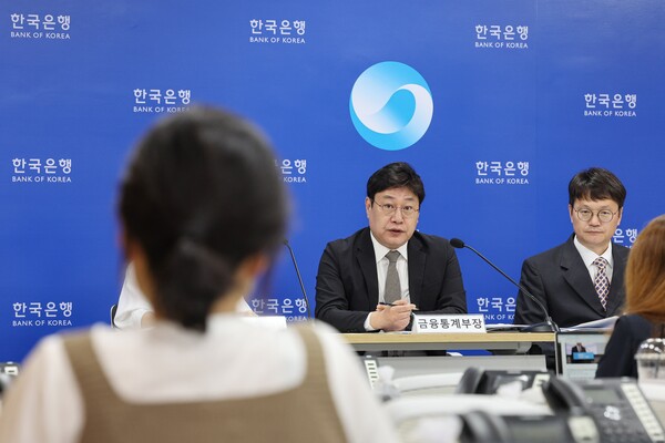 9일 오전 서울 중구 한국은행 본부에서 열린 4월 국제수지 브리핑에서 이동원 한국은행 금융통계부장이 취재진 질문에 답하고 있다. 2023.6.9. 연합뉴스