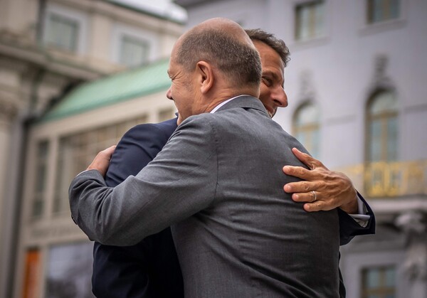 에마뉘엘 마크롱 프랑스 대통령(왼쪽)과 올라프 숄츠 독일 총리가 6일(현지시각) 독일 포츠담 레스토랑에서 만찬을 앞두고 포옹하고 있다. 2023.06.07. AFP 연합뉴스