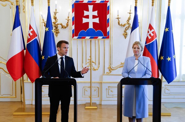 에마뉘엘 마크롱 프랑스 대통령(왼쪽)과 주자나 차푸토바 슬로바키아 대통령이 31일 슬로바키아 브라티슬라바 대통령궁에서 회담한 뒤 공동 기자회견을 열고 있다. 2023.05.31. AFP 연합뉴스