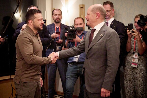 볼로디미르 젤렌스키 우크라이나 대통령(왼쪽)과 올라프 숄츠 독일 총리가 20일 주요 7개국(G7) 정상회의가 열린 일본 히로시마에서 만나 악수하고 있다. [마케팅 및 광고 금지. 우크라이나 대통령실 제공] 2023.05.21. AFP 연합뉴스