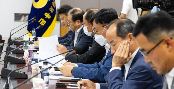 8일 오후 서울 종로구 정부서울청사에 시중 은행 등 금융권 관계자들이 참석한 대출 관련 만기 연장·상환유예 연착륙 점검 회의 모습. 2023.6.8. 연합뉴스