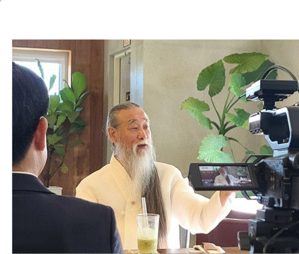 천공이 지난달 25일 경남 사천의 한 카페에서 ‘정법 강의’를 하고 있다. 뉴스사천