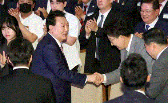 윤석열 대통령이 9일 강원 춘천시 강원대 백령아트센터에서 열린 강원특별자치도 출범 기념식에 입장하며 권성동 국민의힘 의원과 악수하고 있다. 연합뉴스