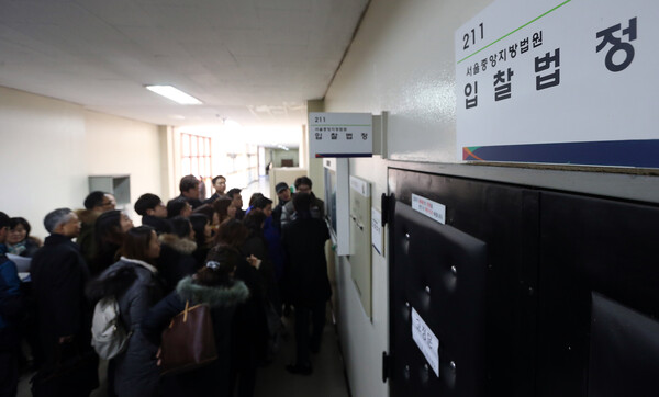 서울 서초동 서울중앙지방법원 경매법정 입구가 법정 입장을 앞둔 사람들로 북적이고 있다. 2015.3.10 연합뉴스