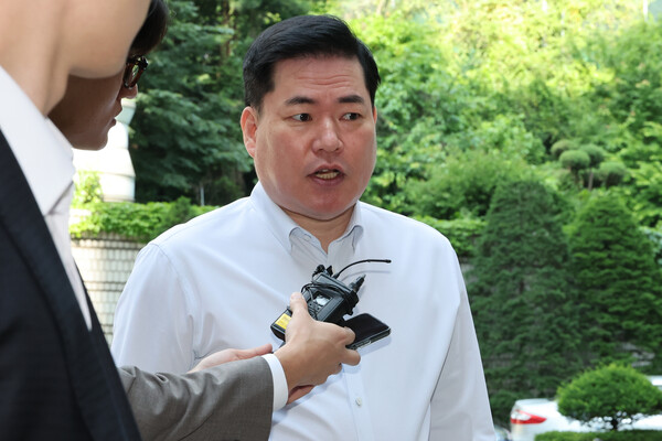 유동규 전 성남도시개발공사 기획본부장이 9일 오전 서초구 서울중앙지법에서 열린 정진상 전 민주당 대표실 정무실장 공판에 출석하며 기자의 질문에 답하고 있다. 2023.6.9. 연합뉴스