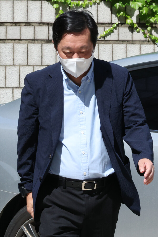 정진상 전 더불어민주당 당대표실 정무조정실장이 9일 오전 서울 서초구 서울중앙지법에서 공판에 출석하기 위해 법정으로 향하고 있다. 2023.6.9. 연합뉴스