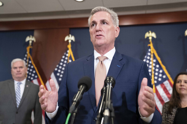 8일(현지시간) 조 바이든 행정부 예산안에 대해 입장 밝히고 있는 케빈 매카시 하원의장. 2023.3.8 UPI 연합뉴스