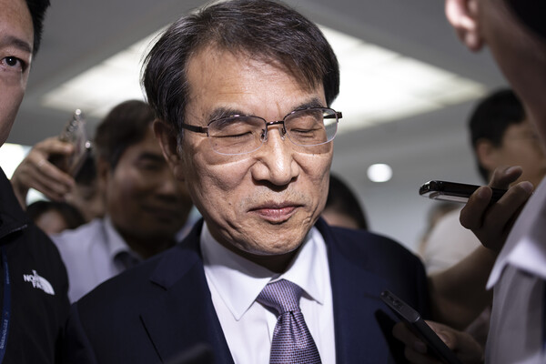 노태악 중앙선거관리위원장이 9일 과천 중앙선거관리위원회에서 열린 회의를 마친 후 청사를 나서고 있다. 이날 회의에서 선관위는 전·현직 간부들의 '자녀 특혜채용 의혹'에 한해 감사원 감사를 받기로 결정했다. 2023.6.9. 연합뉴스