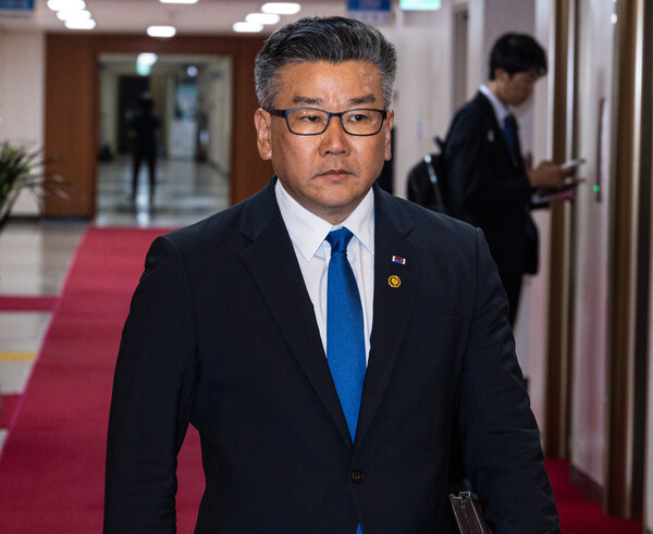 유병호 감사원 사무총장이 5일 오후 정부서울청사에서 국무회의에 화상으로 참석하기 위해 국무회의장으로 이동하고 있다. 이날 국무회의는 정부세종청사에서 한덕수 국무총리 주재로 열렸다. 2023.6.5. 연합뉴스