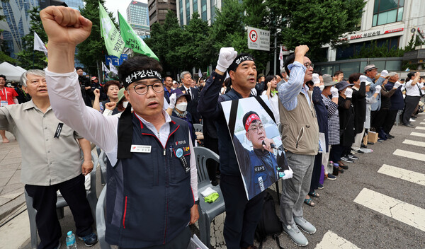 10일 오후 서울시청 앞 도로에서 열린 제32회 에서 참가자들이 임을 위한 행진곡을 부르고 있다. 2023.6.10. 연합뉴스