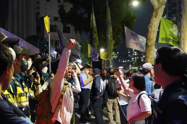 10일 서울 서대문구 경찰청 앞 인도에서 민주노총 건설노조 조합원과 시민들이 경찰에 항의하고 있다. 2023.6.10. 건설노조 제공