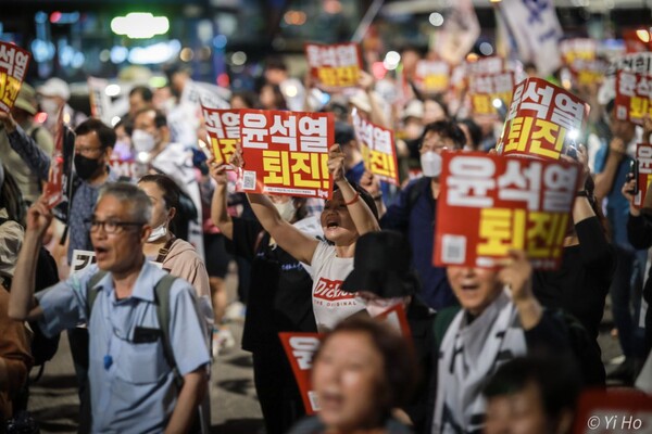10일 촛불대행진에 참가한 시민들이 서울 도심에서 용산 대통령실을 향해 행진하고 있다. 2023.6.10. 사진 이호 작가