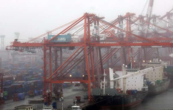 1일 오전 부산항 일대가 안개로 말미암아 뿌연 모습을 보이고 있다. 산업통상자원부는 이날 5월 통관기준 수출이 전년 동월보다 15.2% 줄어든 522억4천만달러로 집계됐다고 밝혔다. 수입은 14.0% 줄어든 543억4천만달러였고 무역수지는 21억달러 적자로 15개월 연속 적자였다. 2023.6.1. 연합뉴스