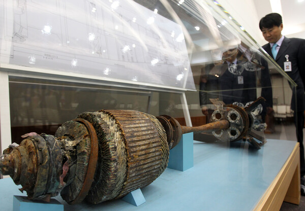 북한의 최고 권력기구인 국방위원회가 기자회견을 열고 천안함 사태와 북한은 무관하다고 주장하고 나선 가운데 31일 서울 국방부에서 군 관계자들이 천안함 침몰 해역에서 수거한 어뢰 추진부를 살펴보고 있다. 2010.5.31. 연합뉴스