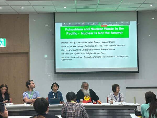 후쿠시마와 태평양에서의 핵 폐기물 세션에서 연사들이 사회자의 발언을 듣고 있다. 2023.6.10. 녹색당